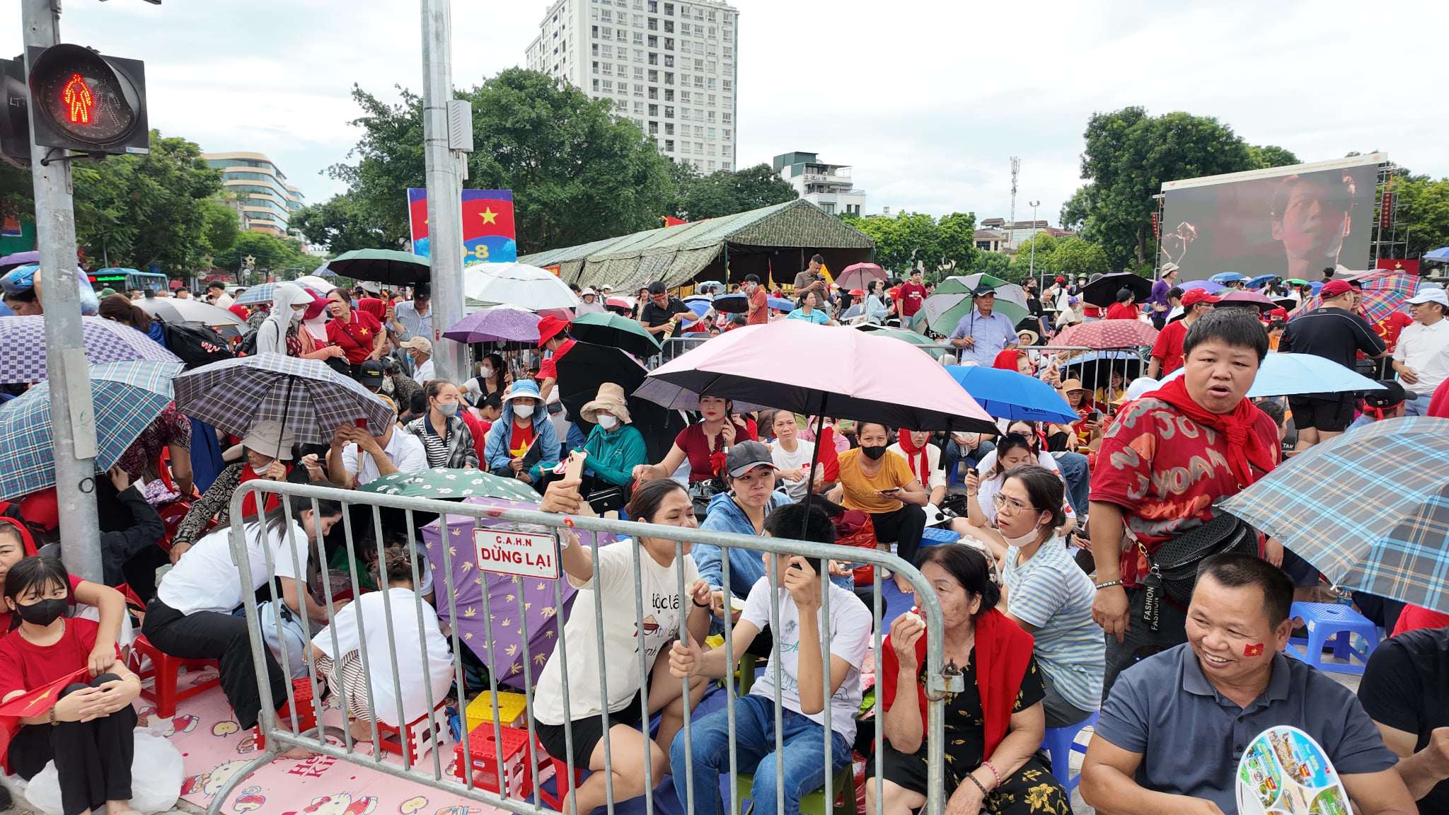 041034e5-8101-46fd-a6f8-032c7cd55ab0-1756478216-97-width2048height1152 Trên các tuyến phố Ba Đình đã kín đặc người chờ đợi xem tổng duyệt diễu binh