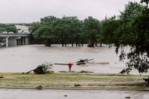 Toàn cảnh trận lũ quét kinh hoàng ở Mỹ khiến ít nhất 13 người thiệt mạng, hơn 20 bé gái tại trại hè mất tích- Ảnh 3.