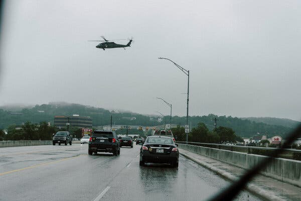 Toàn cảnh trận lũ quét kinh hoàng ở Mỹ khiến ít nhất 13 người thiệt mạng, hơn 20 bé gái tại trại hè mất tích- Ảnh 4.