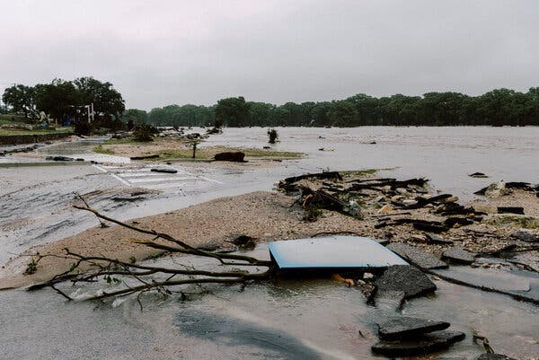 Toàn cảnh trận lũ quét kinh hoàng ở Mỹ khiến ít nhất 13 người thiệt mạng, hơn 20 bé gái tại trại hè mất tích- Ảnh 1.