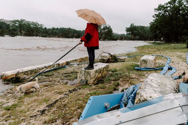 Toàn cảnh trận lũ quét kinh hoàng ở Mỹ khiến ít nhất 13 người thiệt mạng, hơn 20 bé gái tại trại hè mất tích- Ảnh 5.