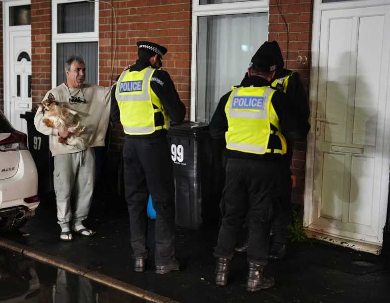 Hơn 200 hộ dân ở Derby (Anh) phải sơ tán, 2 nghi phạm chế tạo chất nổ bị bắt giữ- Ảnh 2. Hơn 200 hộ dân ở Derby (Anh) phải sơ tán, 2 nghi phạm chế tạo chất nổ bị bắt giữ- Ảnh 2.