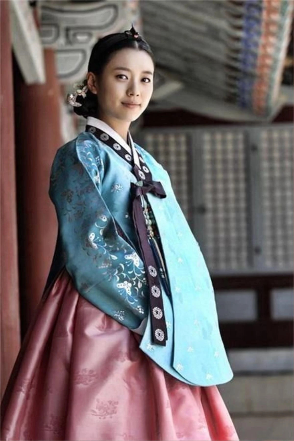 06514085326e55f7dadca69a883e4d0dcc6ed15dr1-440-661v2uhq-1721817927928876734128-17530872322501356857928-1753200807112-17532008081211189725037 "Mỹ nhân cười đẹp nhất Hàn Quốc" có nhan sắc đỉnh thế nào mà tới giờ chưa ai soán ngôi được? 06514085326e55f7dadca69a883e4d0dcc6ed15dr1 440 661v2uhq 1721817927928876734128 17530872322501356857928 1753200807112 17532008081211189725037