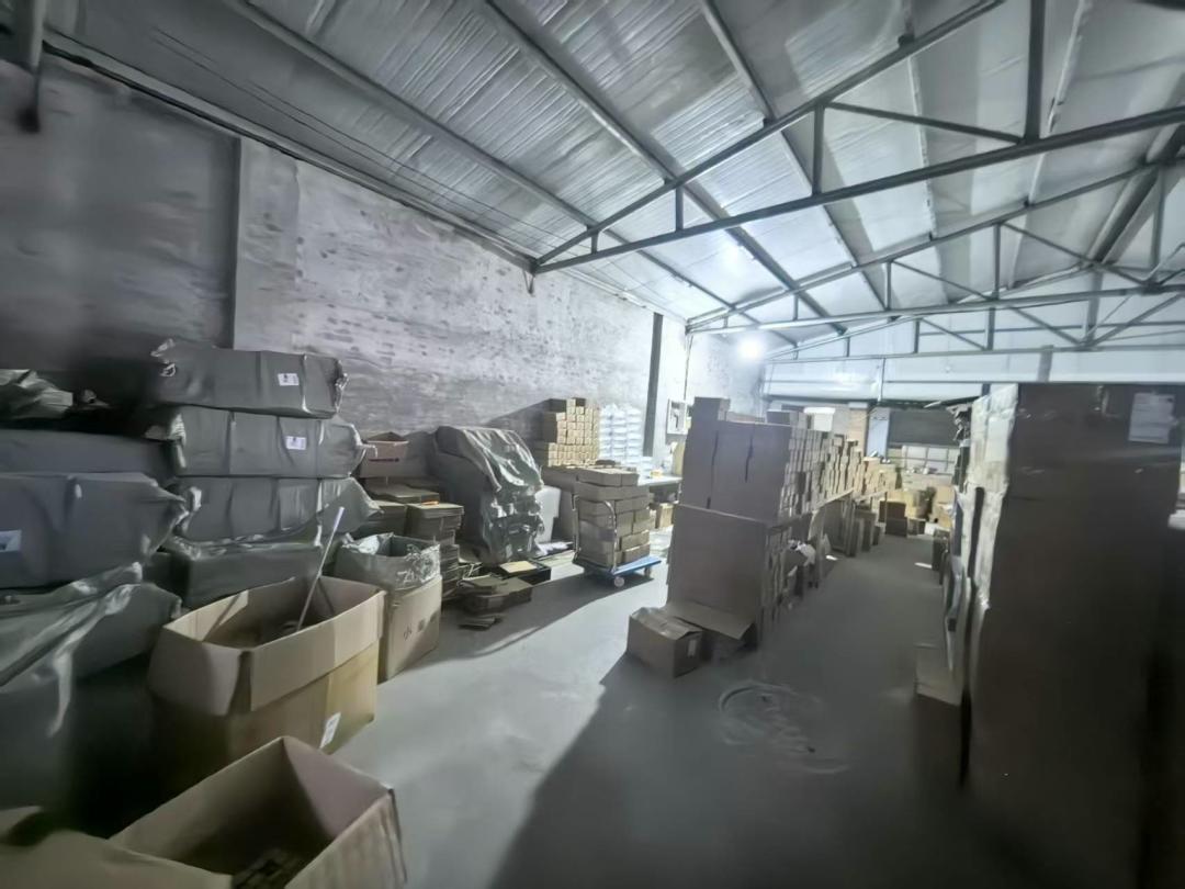 Theo dõi căn nhà có tiếng gầm rú ban đêm, triệt phá đường dây sản xuất thực phẩm giảm cân giả, bán đắt gấp 80 lần: Tịch thu kho hàng trị giá 36 tỷ đồng- Ảnh 1. Theo dõi căn nhà có tiếng gầm rú ban đêm, triệt phá đường dây sản xuất thực phẩm giảm cân giả, bán đắt gấp 80 lần: Tịch thu kho hàng trị giá 36 tỷ đồng- Ảnh 1.