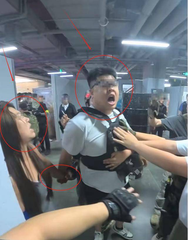 Chơi game thua, cô gái lao vào tương tác đối thủ, vừa đánh vừa