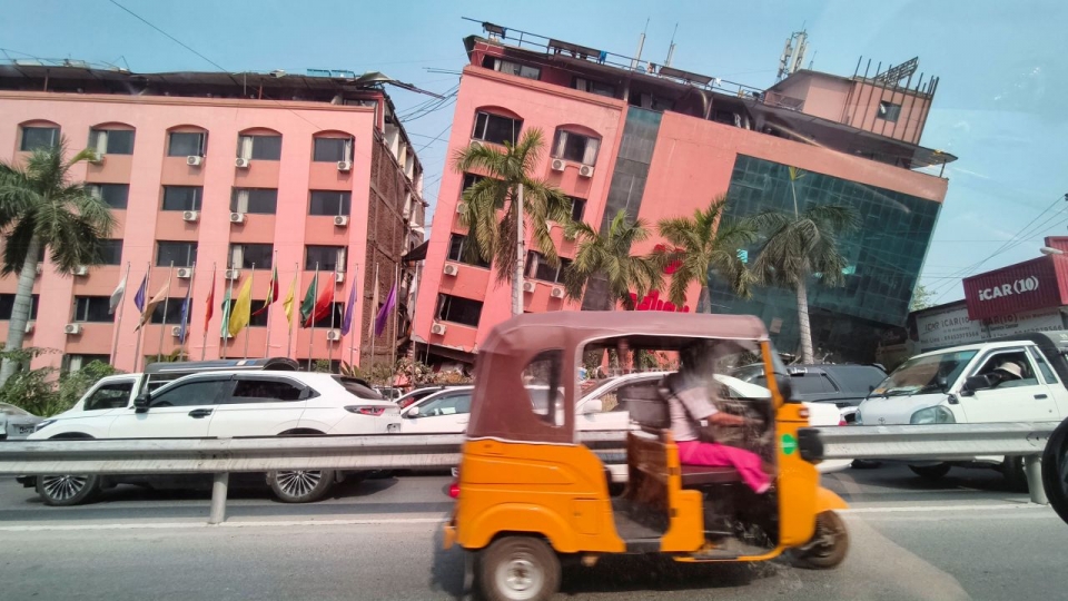 Vụ sập nhà 30 tầng ở Bangkok: Liên lạc được qua di động với 9 người bị mắc kẹt- Ảnh 3.