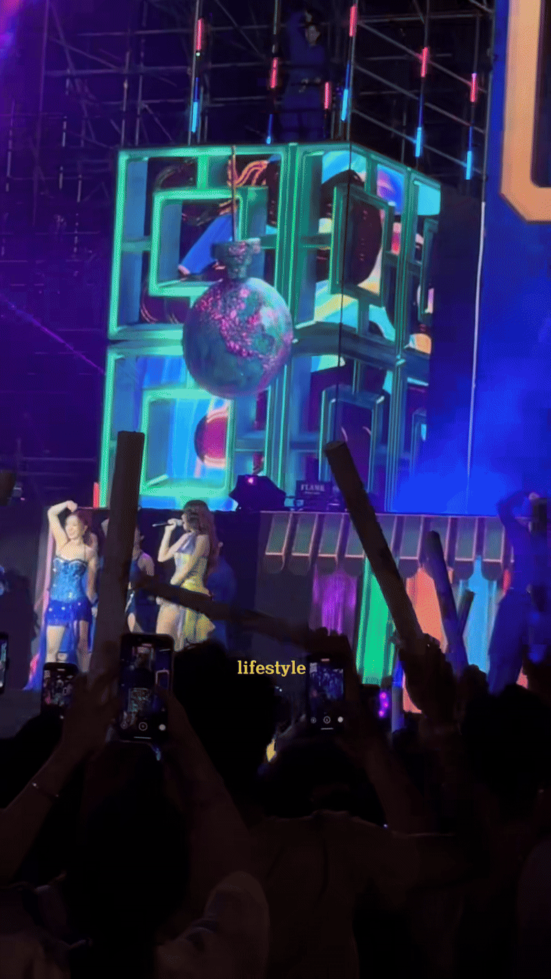 Phản ứng ngỡ ngàng của Hương Giang và dàn sao khi nghe