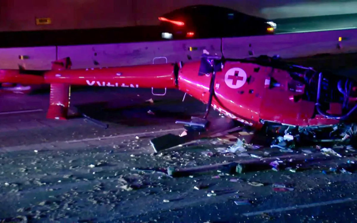 Chiếc trực thăng nằm úp ngược sau vụ tai nạn (Ảnh: Sky News)