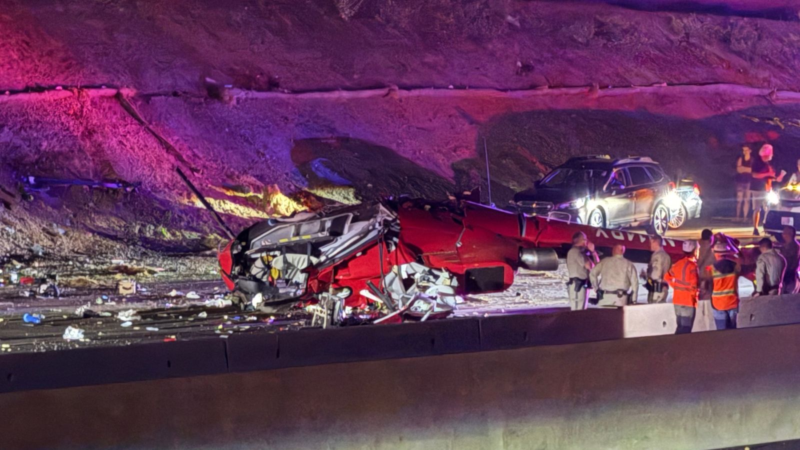 Trực thăng rơi trên đường cao tốc ở Mỹ, 3 người bị thương- Ảnh 2. Trực thăng rơi trên đường cao tốc ở Mỹ, 3 người bị thương- Ảnh 2.