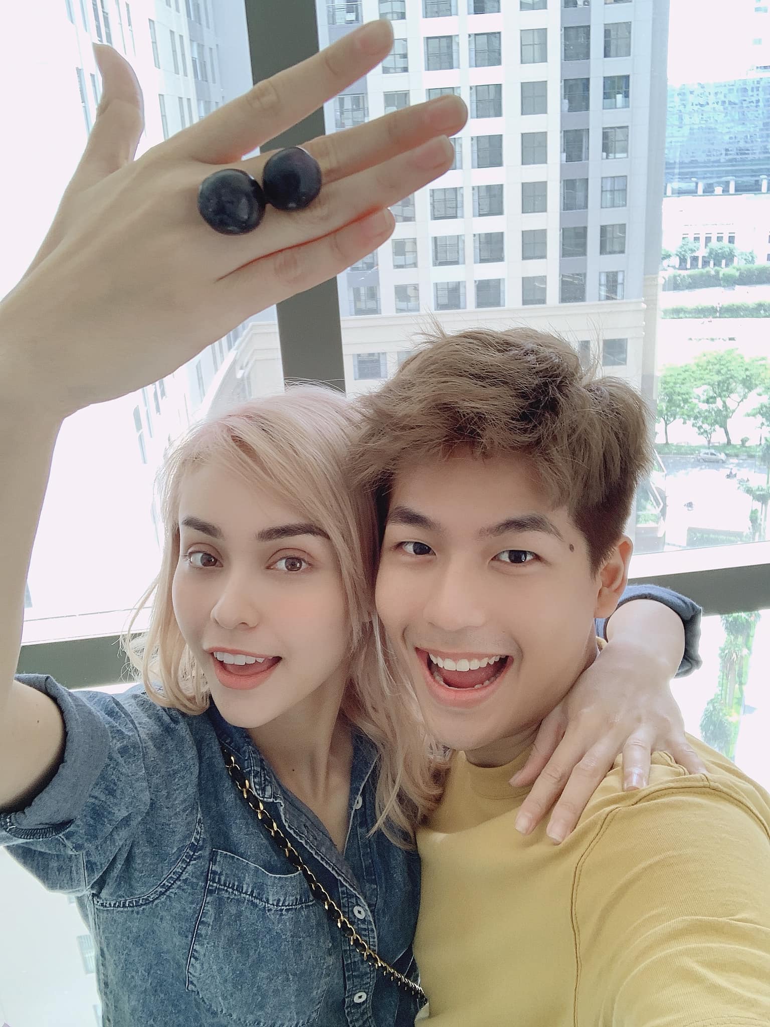 Cặp Vbiz lộ hint phim giả tình thật rõ mồn một: Dính như sam ở hậu trường, bị tóm chi tiết thân mật đáng ngờ- Ảnh 3. Cặp Vbiz lộ hint phim giả tình thật rõ mồn một: Dính như sam ở hậu trường, bị tóm chi tiết thân mật đáng ngờ- Ảnh 3.