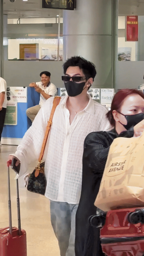 "Tóm dính" HIEUTHUHAI trở về nước sau sân khấu sexy đỏ mặt, lộ diện cùng dàn Anh Trai "hot hòn họt" 0730 ezgifcom video to gif converter 1 1753881344735 1753881345129913023417