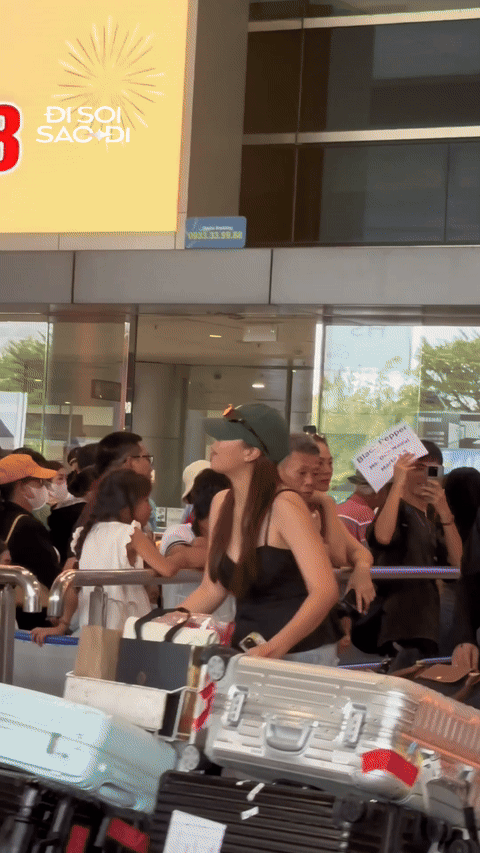 "Tóm dính" HIEUTHUHAI trở về nước sau sân khấu sexy đỏ mặt, lộ diện cùng dàn Anh Trai "hot hòn họt" 0730 ezgifcom video to gif converter 1753881342799 17538813431191027219940