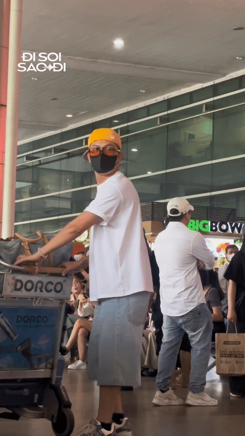 "Tóm dính" HIEUTHUHAI trở về nước sau sân khấu sexy đỏ mặt, lộ diện cùng dàn Anh Trai "hot hòn họt" 0730 ezgifcom video to gif converter 2 1753881346095 1753881346499940961412