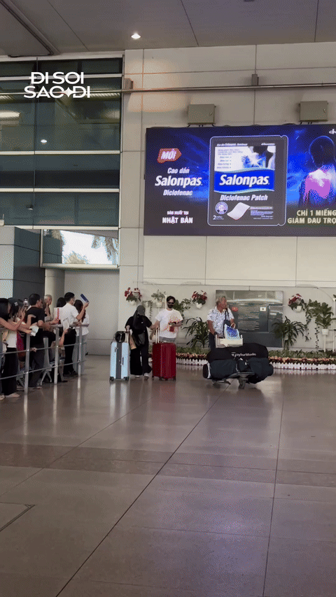 "Tóm dính" HIEUTHUHAI trở về nước sau sân khấu sexy đỏ mặt, lộ diện cùng dàn Anh Trai "hot hòn họt" 0730 ezgifcom video to gif converter 3 1753881347630 17538813478591765439795