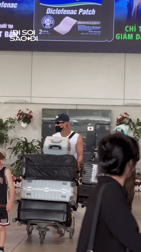 "Tóm dính" HIEUTHUHAI trở về nước sau sân khấu sexy đỏ mặt, lộ diện cùng dàn Anh Trai "hot hòn họt" 0730 ezgifcom video to gif converter 4 1753881348906 1753881349177850445913