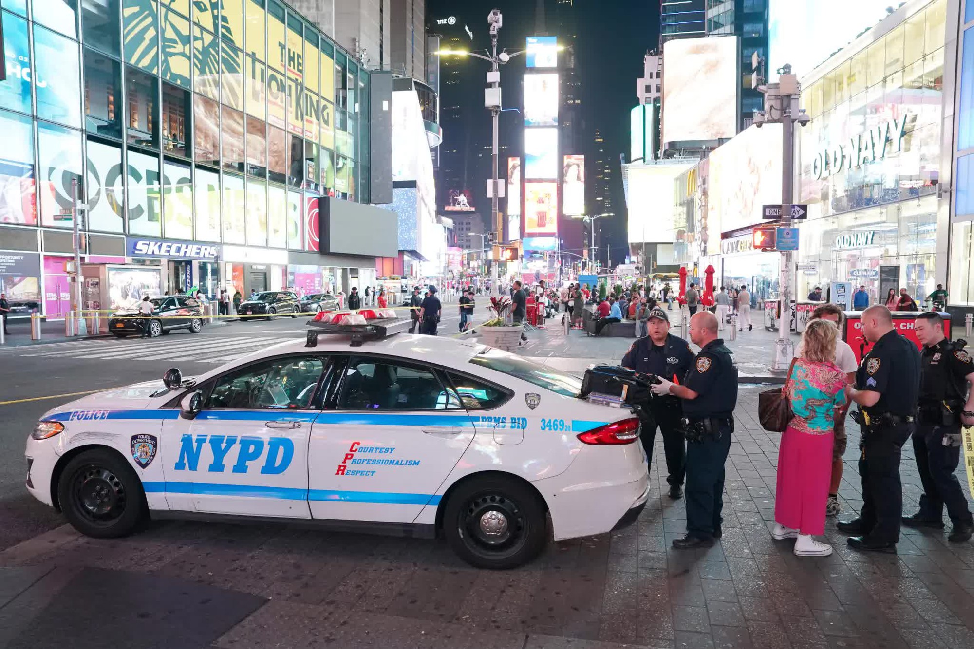 Xả súng kinh hoàng giữa Quảng trường Thời Đại ở New York, người dân hoảng loạn bỏ chạy thoát thân- Ảnh 2.