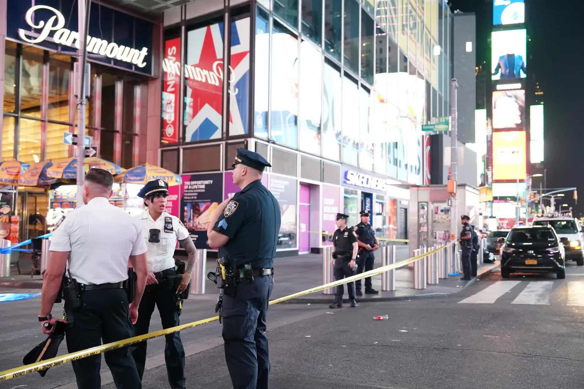 Xả súng kinh hoàng giữa Quảng trường Thời Đại ở New York, người dân hoảng loạn bỏ chạy thoát thân- Ảnh 1.