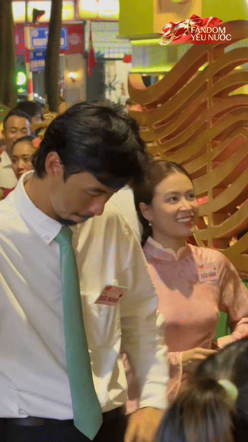 Không để ý camera, Hoàng Thuỳ Linh và Đen Vâu có 1 hành động thể hiện rõ tình cảm!- Ảnh 3. Không để ý camera, Hoàng Thuỳ Linh và Đen Vâu có 1 hành động thể hiện rõ tình cảm!- Ảnh 3.