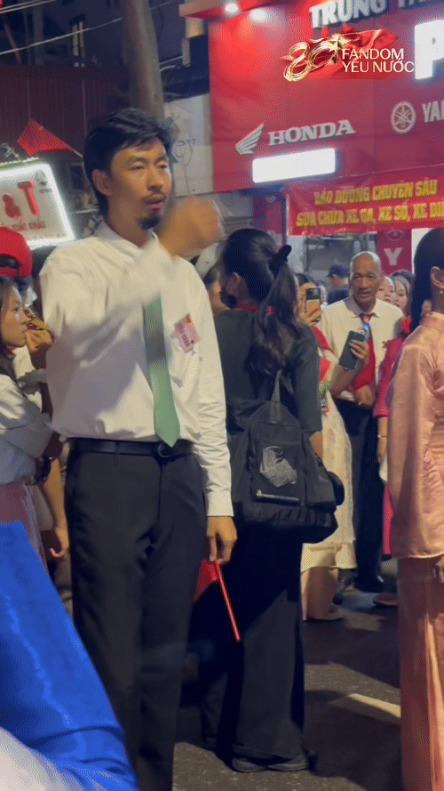 Không để ý camera, Hoàng Thuỳ Linh và Đen Vâu có 1 hành động thể hiện rõ tình cảm!- Ảnh 2. Không để ý camera, Hoàng Thuỳ Linh và Đen Vâu có 1 hành động thể hiện rõ tình cảm!- Ảnh 2.