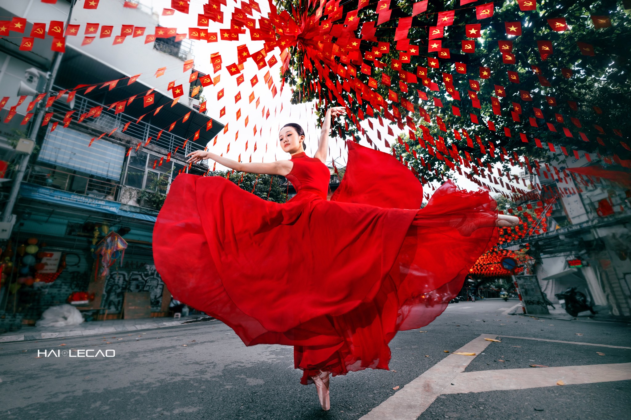 Vũ công ballet bay bổng trên những góc phố xưa Hà Nội - 1