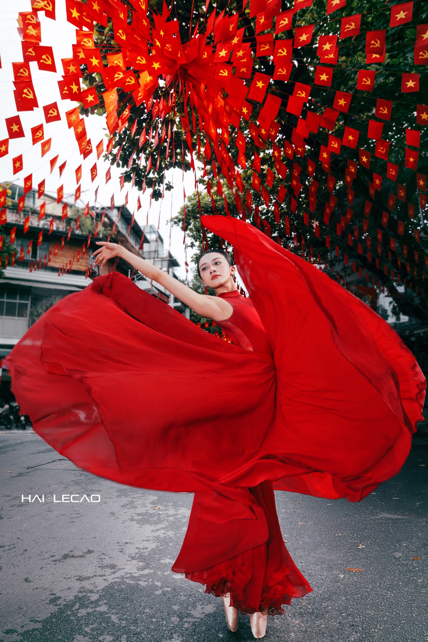 Vũ công ballet bay bổng trên những góc phố xưa Hà Nội - 3