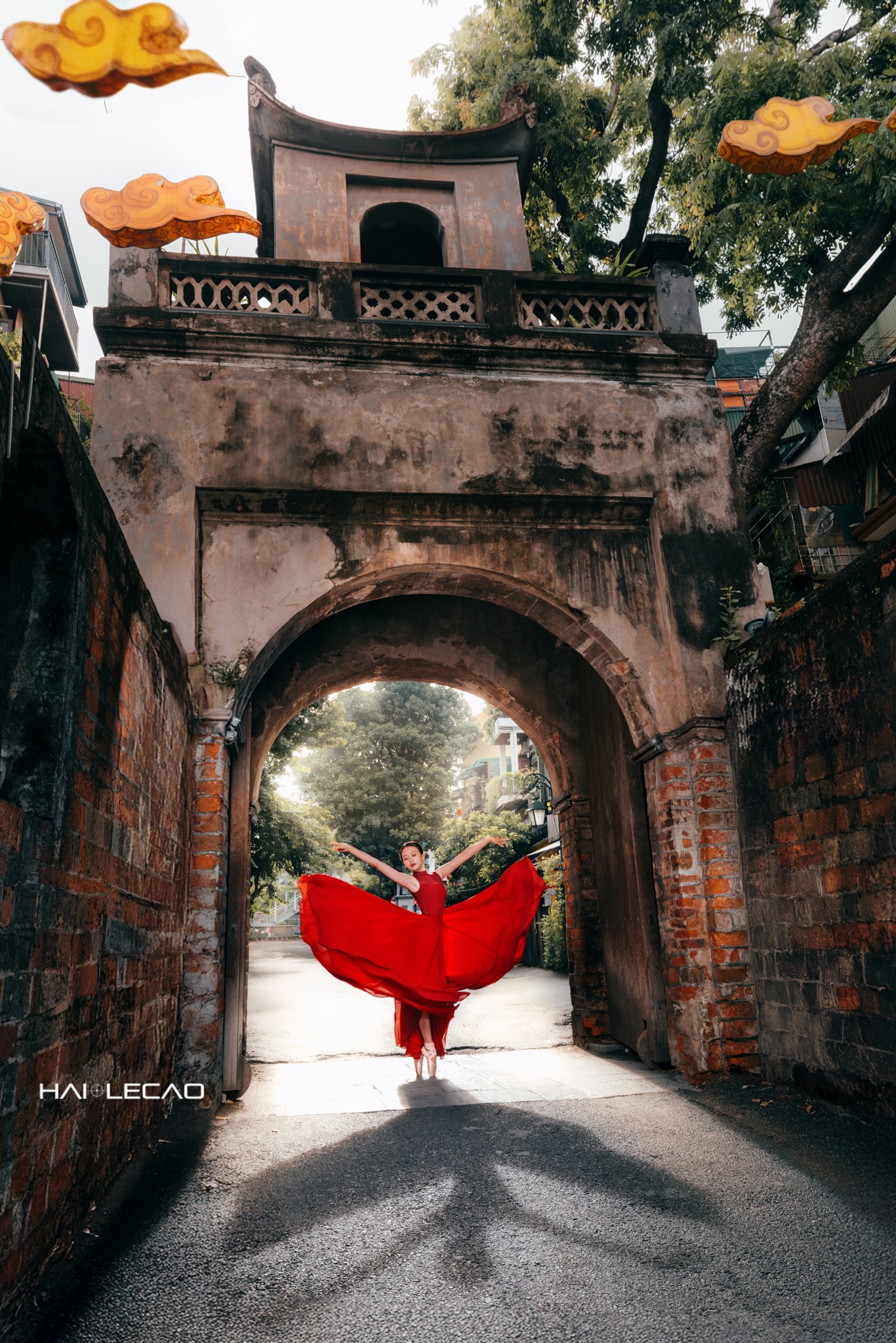 Vũ công ballet bay bổng trên những góc phố xưa Hà Nội - 6