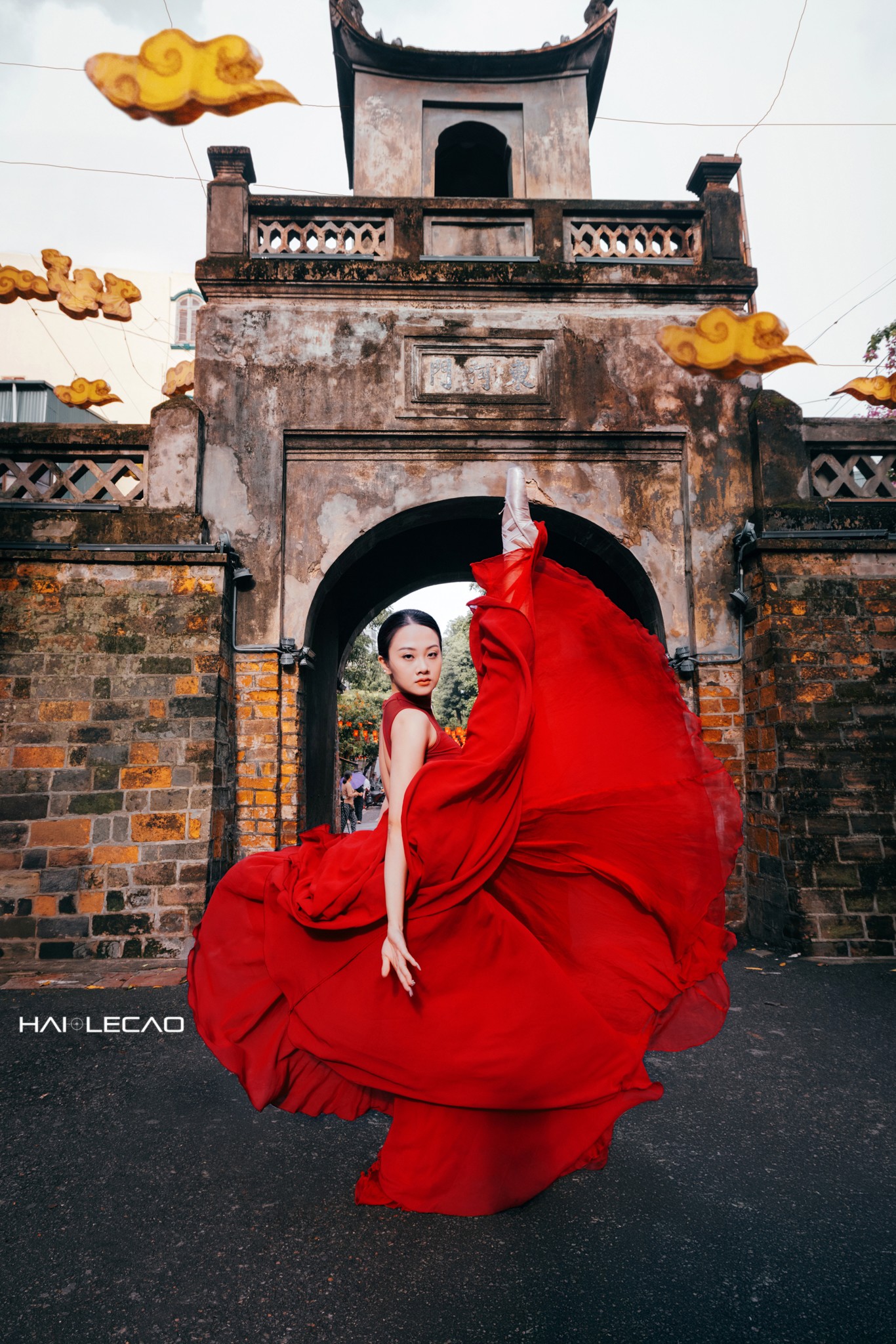 Vũ công ballet bay bổng trên những góc phố xưa Hà Nội - 4