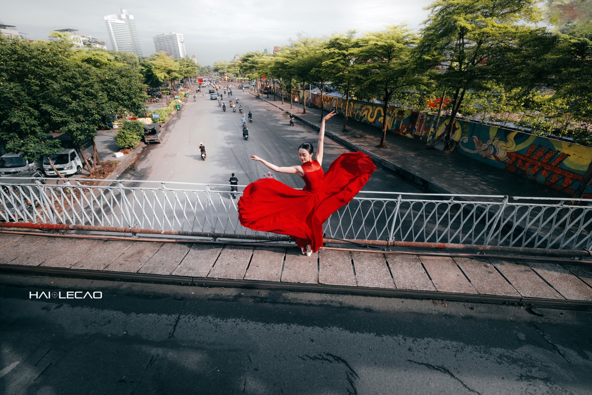 Vũ công ballet bay bổng trên những góc phố xưa Hà Nội - 8