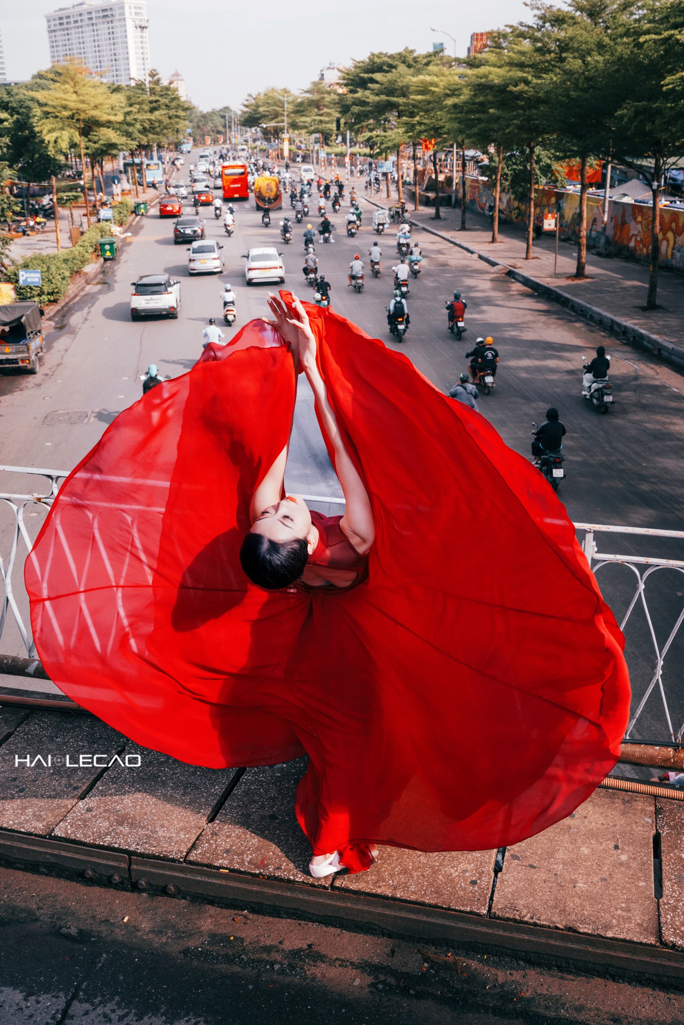 Vũ công ballet bay bổng trên những góc phố xưa Hà Nội - 9