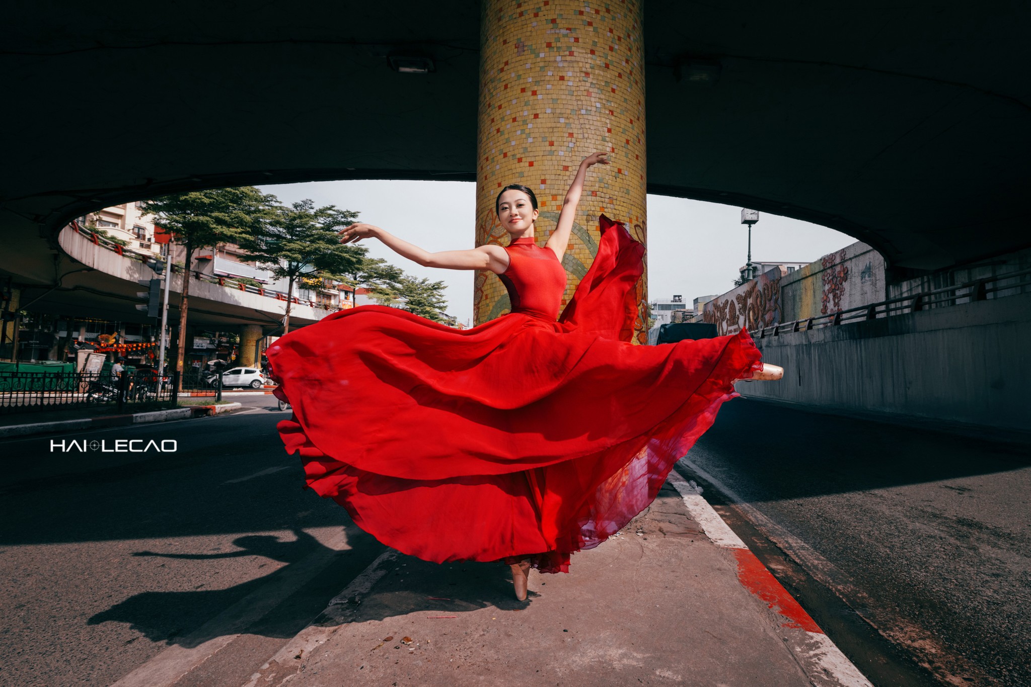 Vũ công ballet bay bổng trên những góc phố xưa Hà Nội - 10