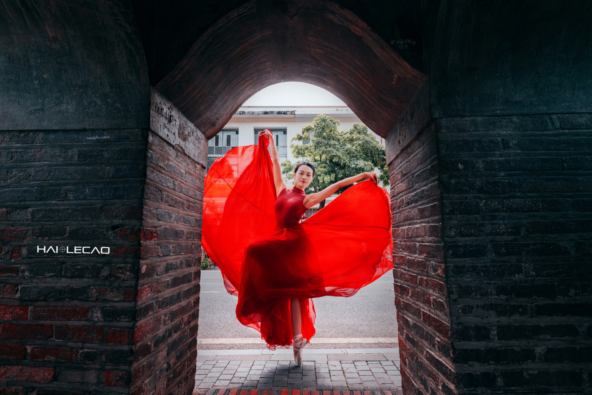 Vũ công ballet bay bổng trên những góc phố xưa Hà Nội - 7
