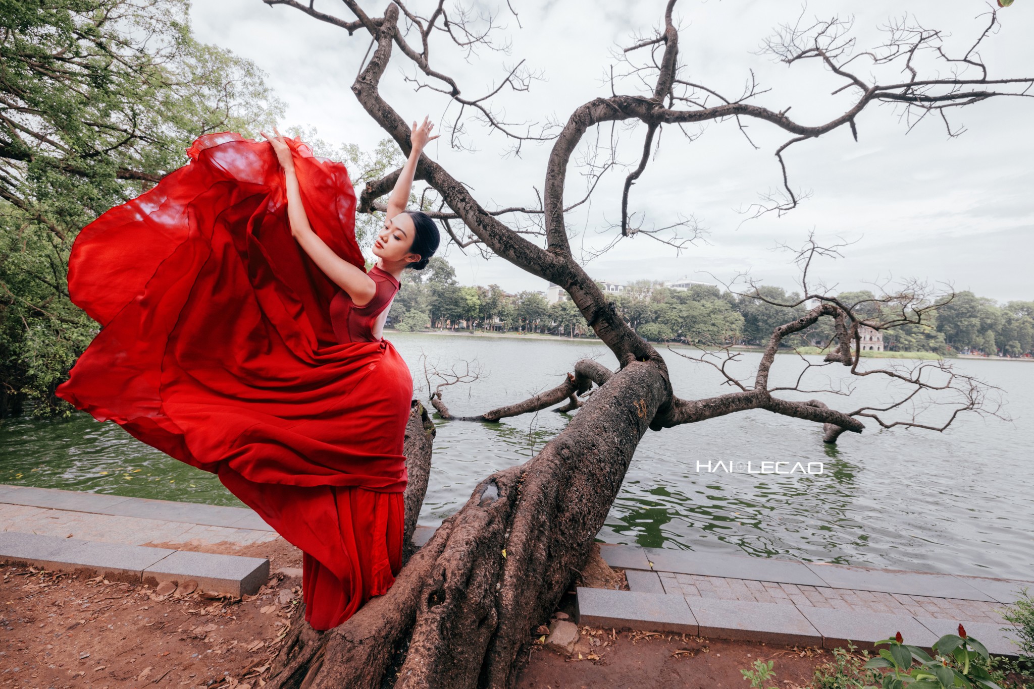 Vũ công ballet bay bổng trên những góc phố xưa Hà Nội - 14