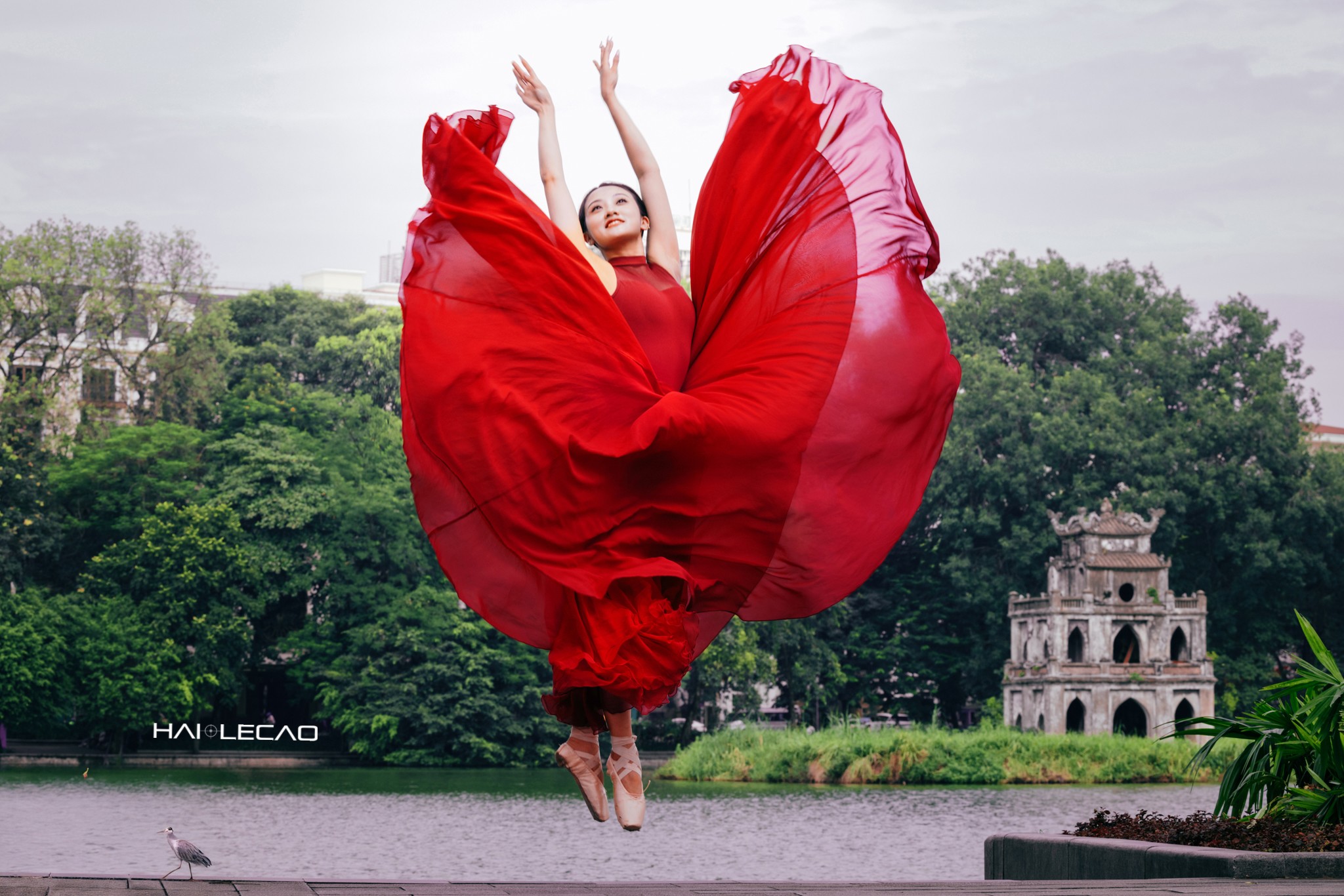 Vũ công ballet bay bổng trên những góc phố xưa Hà Nội - 15