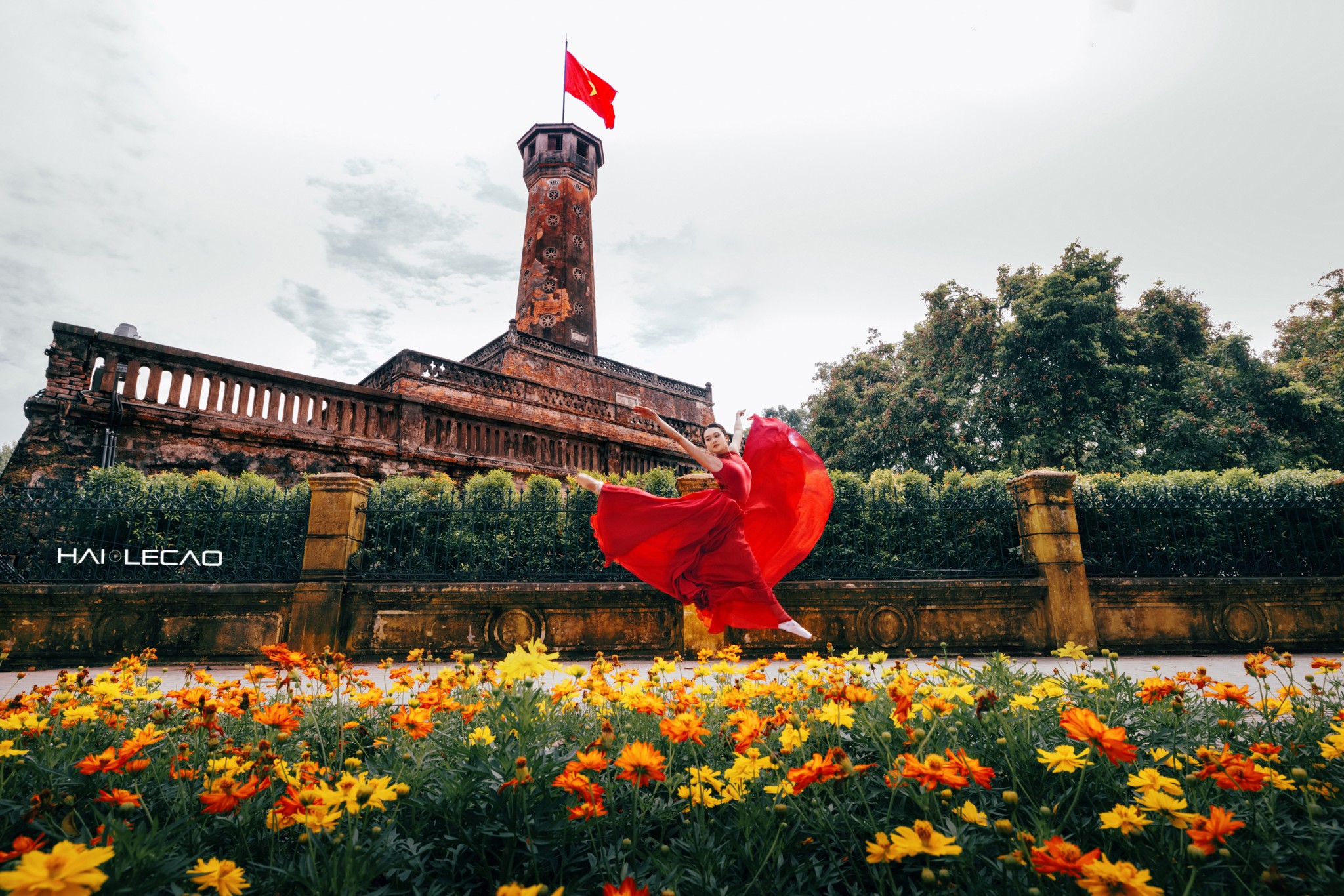 Vũ công ballet bay bổng trên những góc phố xưa Hà Nội - 13