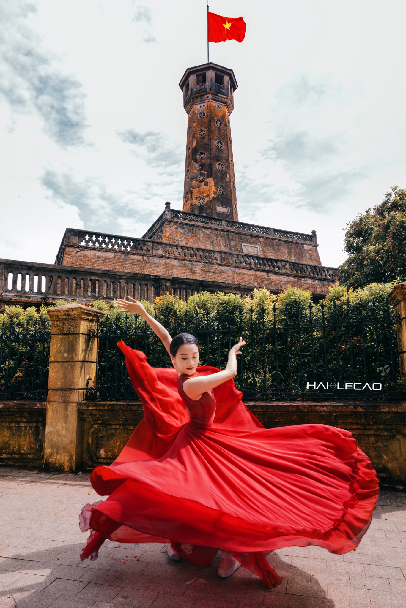 Vũ công ballet bay bổng trên những góc phố xưa Hà Nội - 12