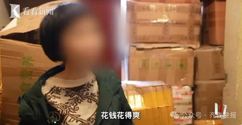 Bà lão U70 chi 7 tỷ mua sắm online, ngày ngày ngủ trong đống đồ ship vì “sợ bị mọi người vay tiền nên tiêu trước”- Ảnh 3.