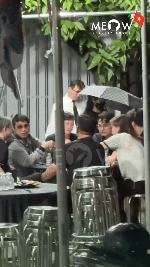 Tang lễ diễn viên Ngọc Trinh: Ốc Thanh Vân, Hùng Thuận và dàn sao đội mưa đến viếng trong đêm- Ảnh 1.