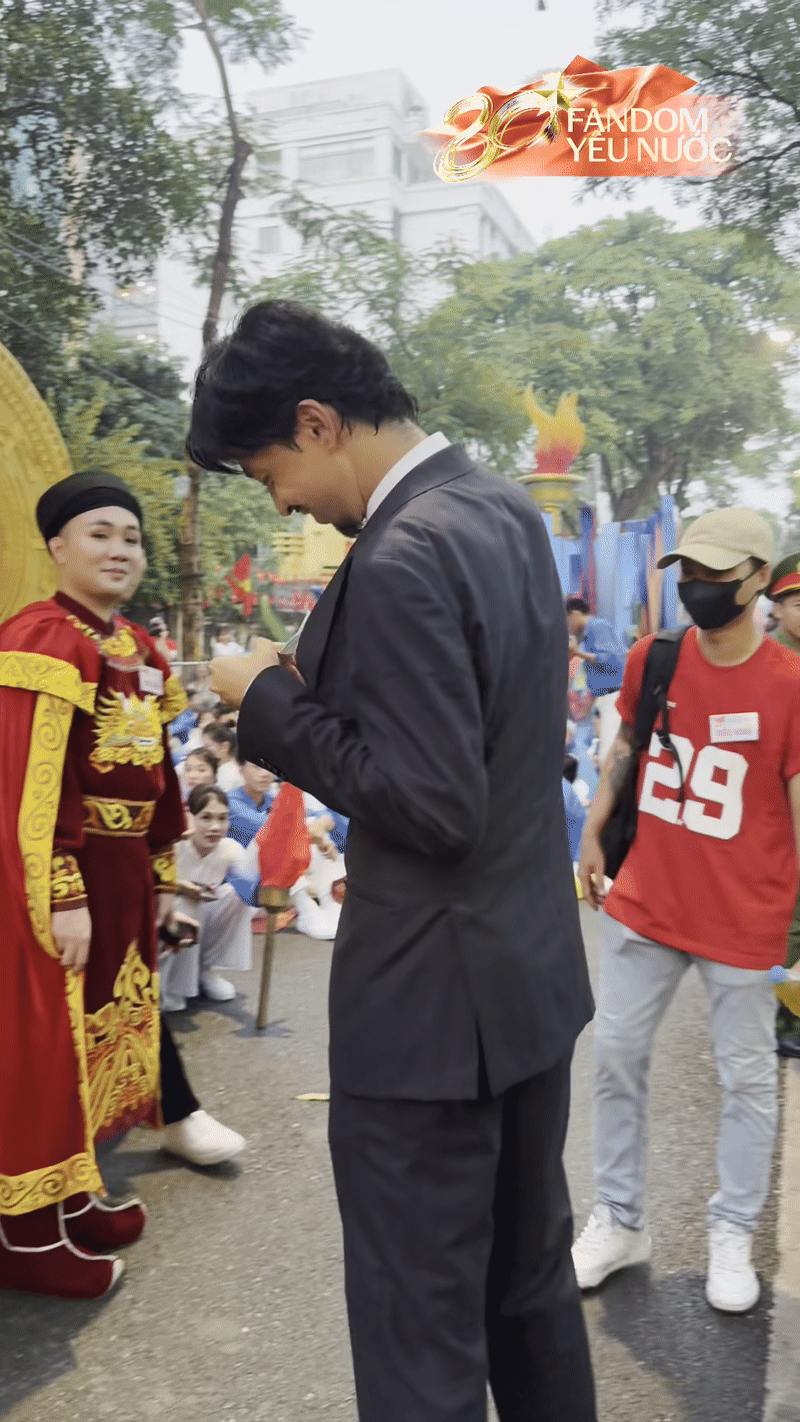 Chỉ đúng 1 hành động, Đen Vâu ẵm ngay điểm 10 tinh tế tại buổi diễu hành A80- Ảnh 1.