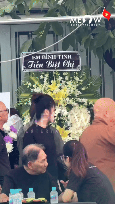 Tang lễ diễn viên Ngọc Trinh: NS Thành Lộc - Việt Hương đến tiễn biệt, dàn sao gửi hoa chia buồn- Ảnh 5. Tang lễ diễn viên Ngọc Trinh: NS Thành Lộc - Việt Hương đến tiễn biệt, dàn sao gửi hoa chia buồn- Ảnh 5.