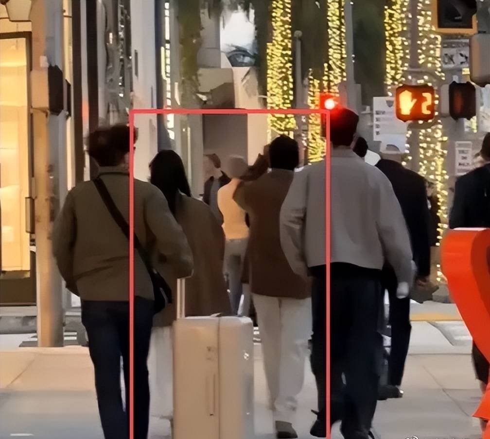 Clip: Ca sĩ quốc dân hẹn hò thiên kim tiểu thư kém 20 tuổi ở Mỹ- Ảnh 1. Clip: Ca sĩ quốc dân hẹn hò thiên kim tiểu thư kém 20 tuổi ở Mỹ- Ảnh 1.