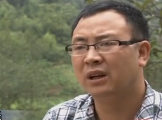 Người đàn ông đào được khúc gỗ đen sì tỏa ra mùi thơm, dài hơn 30m, nặng 60.000 kg: Cảnh sát lập tức phong tỏa hiện trường- Ảnh 1.