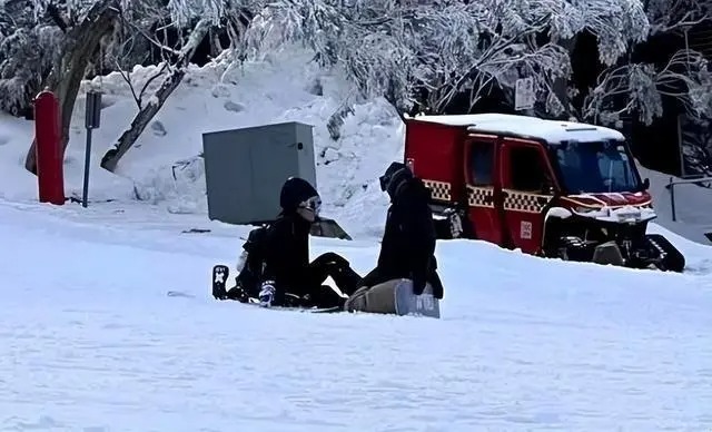 Khoảnh khắc ấm áp: Tạ Đình Phong khoe ảnh trượt tuyết cùng con trai lớn, ngoại hình nhóc tì ở tuổi 17 ra sao?- Ảnh 5. Khoảnh khắc ấm áp: Tạ Đình Phong khoe ảnh trượt tuyết cùng con trai lớn, ngoại hình nhóc tì ở tuổi 17 ra sao?- Ảnh 5.