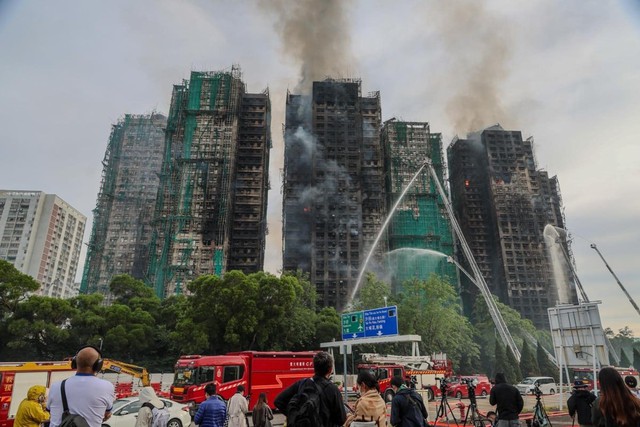 Hỏa hoạn tại khu chung cư Hong Kong (Trung Quốc): Đám cháy được kiểm soát, số người chết chạm mốc 44, 279 người vẫn mất tích- Ảnh 3. Hỏa hoạn tại khu chung cư Hong Kong (Trung Quốc): Đám cháy được kiểm soát, số người chết chạm mốc 44, 279 người vẫn mất tích- Ảnh 3.