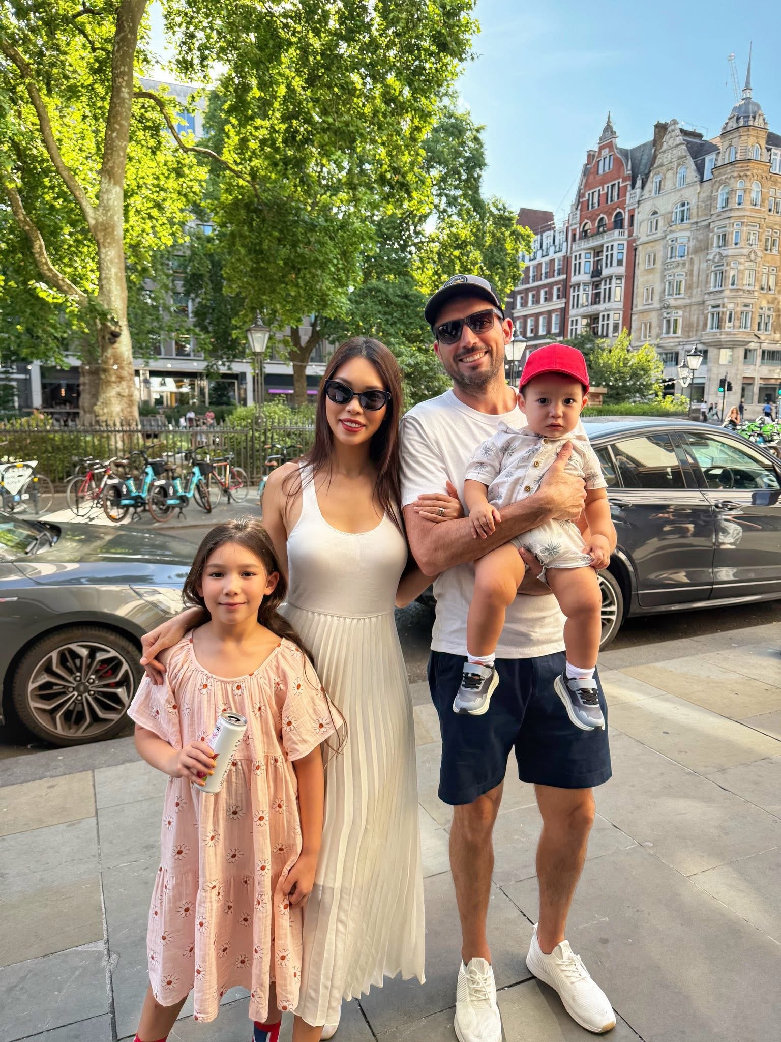 Siêu mẫu Hà Anh lần đầu đưa con trai về quê nội nghỉ hè, chị cả Myla gây ngạc nhiên vì hành động dành cho em út- Ảnh 1.