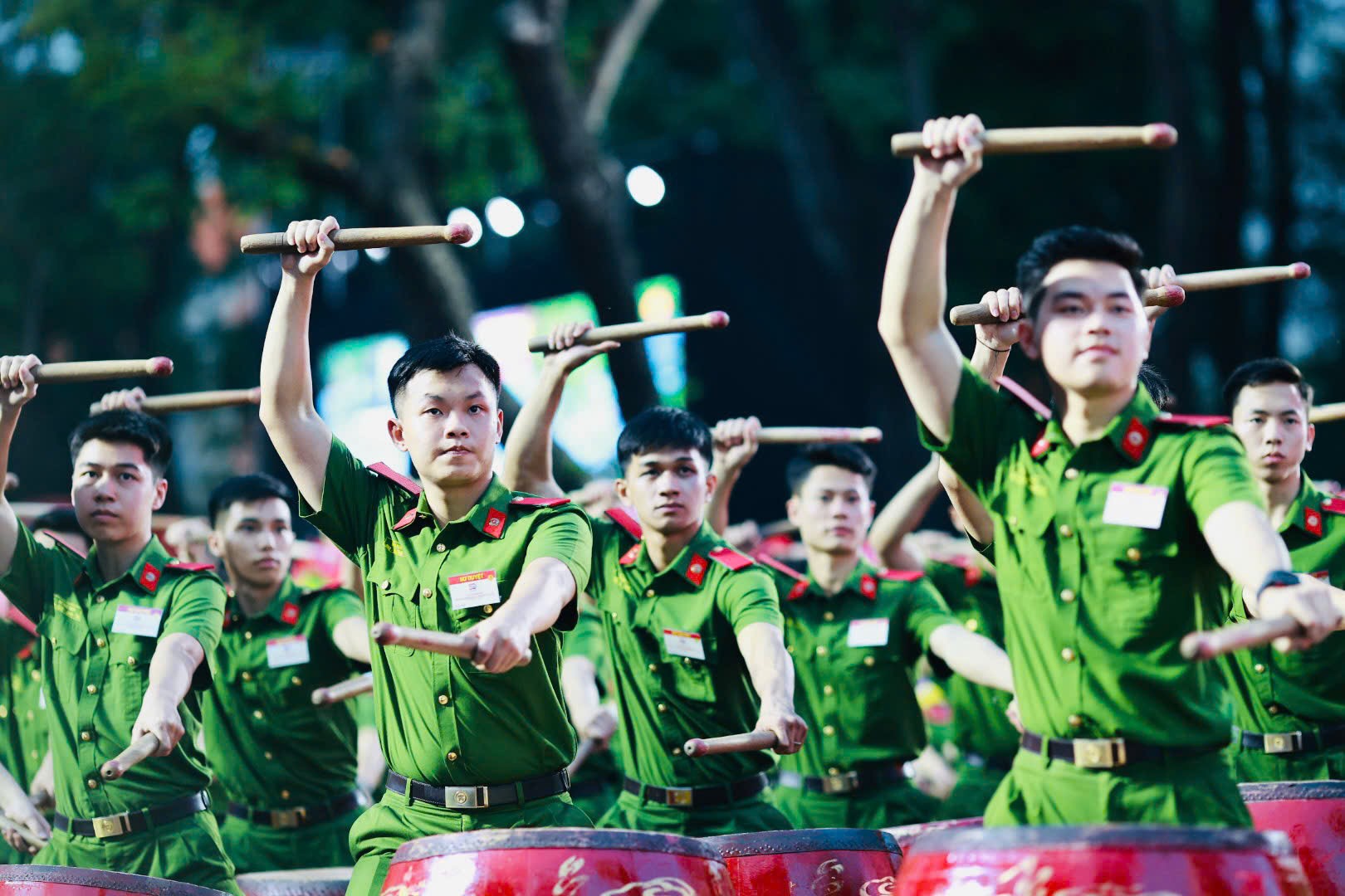 Màn trống hội 1.000 học viên Cảnh sát nhân dân khai hội 50 năm thống nhất đất nước - 6