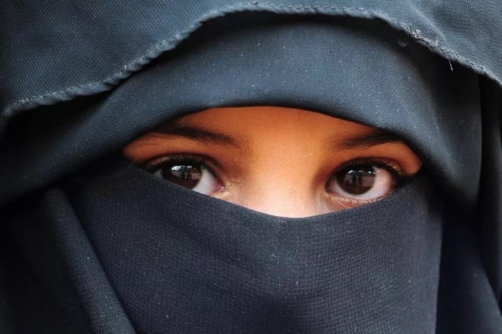 Cô bé 13 tuổi tự tử lần thứ ba để thoát khỏi cuộc hôn nhân với người đàn ông U50- Ảnh 2. Cô bé 13 tuổi tự tử lần thứ ba để thoát khỏi cuộc hôn nhân với người đàn ông U50- Ảnh 2.