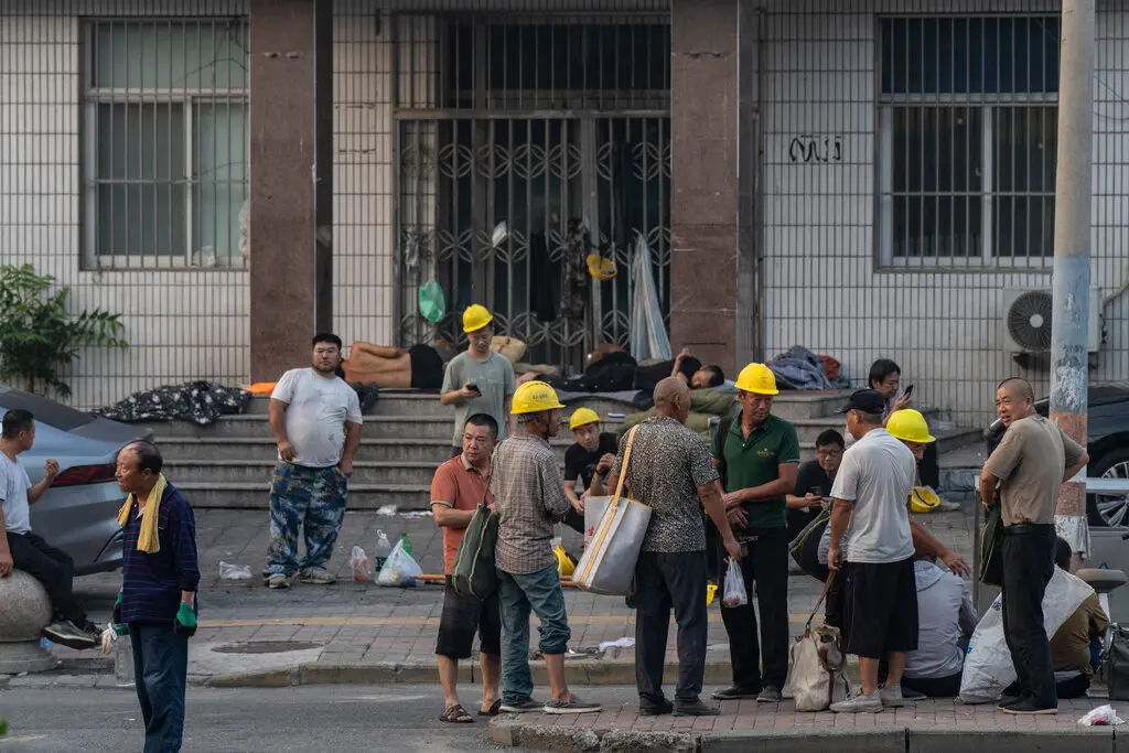 Buồn cho những người bị bỏ lại phía sau tại nền kinh tế lớn thứ 2 thế giới: Mất việc vì “quá tuổi”, lên thủ đô tìm việc từ tờ mờ sáng, “việc ít, người đông”, tiền công lại bị môi giới cắt xén- Ảnh 3.