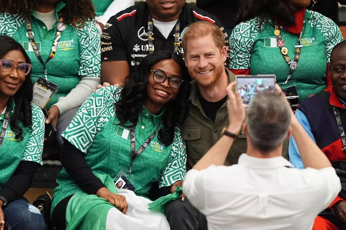 Harry rạng rỡ hội ngộ cùng cặp đôi hoàng gia có