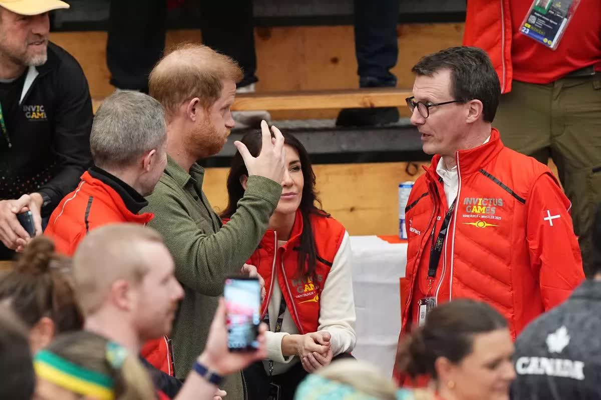 Harry rạng rỡ hội ngộ cùng cặp đôi hoàng gia có