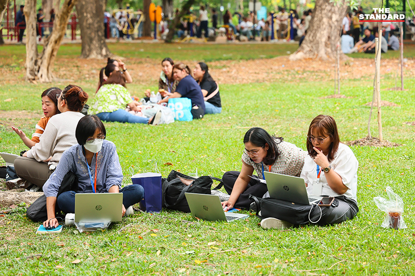 Bị cảnh báo động đất phải sơ tán khỏi các tòa nhà, dân văn phòng Thái Lan kéo nhau ra công viên làm việc tiếp- Ảnh 2.
